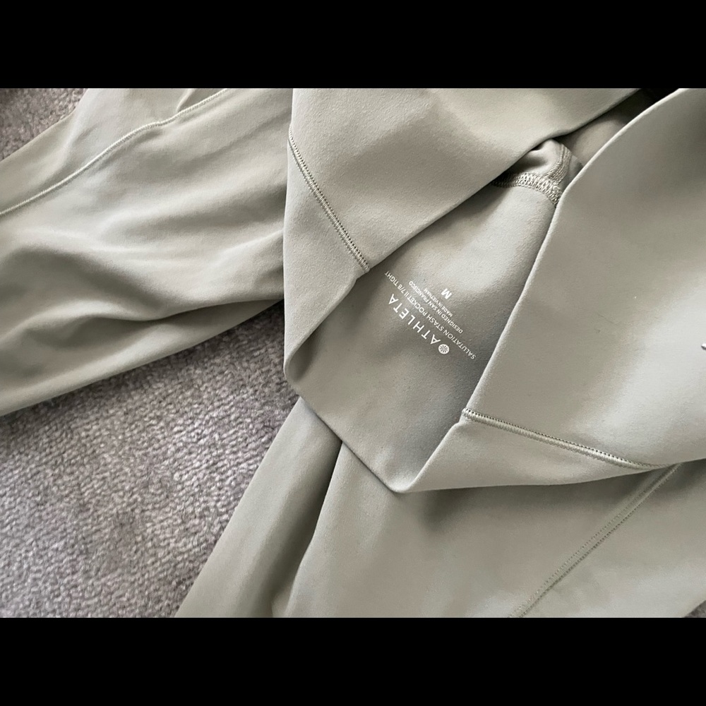 Athleta salutation stash pocket II 7/8, size medium